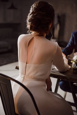 Gelin masada güzel bir elbise. Arkadan görüntülemek.
