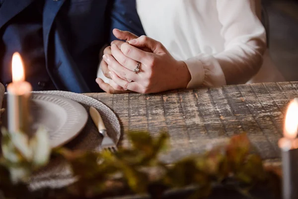 Un uomo sta tenendo la mano di una donna — Foto Stock