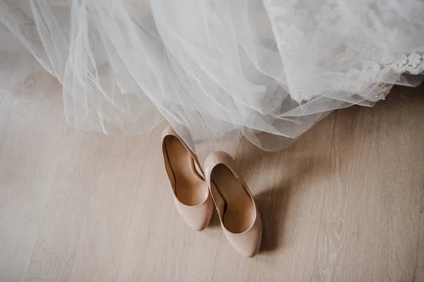 베이지색 결혼식 신발입니다. 신부의 드레스입니다. 위에서 보기. — 스톡 사진