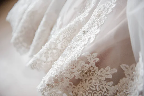 Esküvői ruha. A közeli képet. A ruha a hímzés. — Stock Fotó