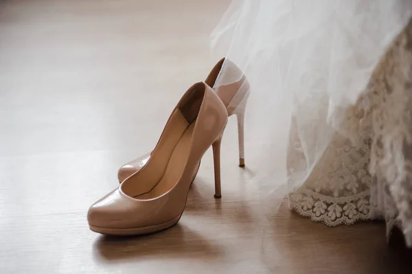 Bézs színű esküvői cipők. Menyasszonyi ruha. — Stock Fotó