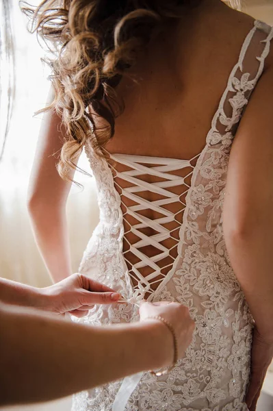 Bride in a dress. View from the back. Lacing. Mom or sister lace — Stock Photo, Image