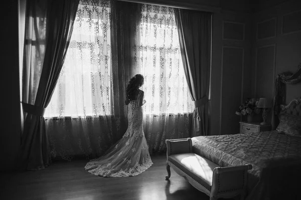 A noiva está à espera do noivo perto da janela. Noiva casada — Fotografia de Stock