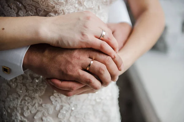 Umarmt der Bräutigam die Braut. der Mann umarmt seine Frau. — Stockfoto