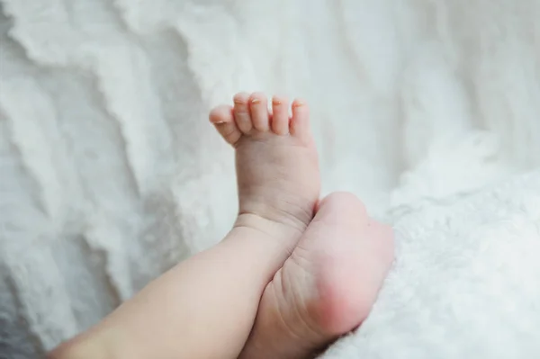 Batolete nohy. Nohy dítěte. — Stock fotografie