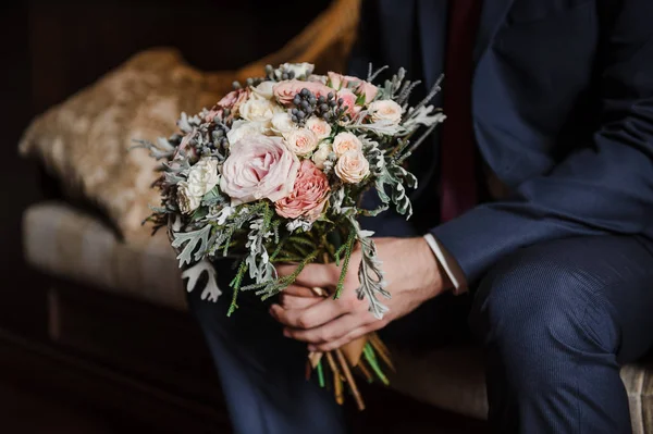 Schöner Brautstrauß. Hochzeitsfloristik. ein Strauß im ha — Stockfoto