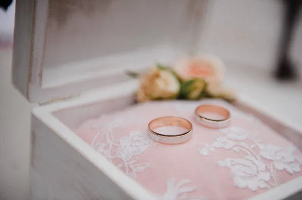 Ένα κουτί για δαχτυλίδια. Λεπτομέριες γάμου. — Φωτογραφία Αρχείου