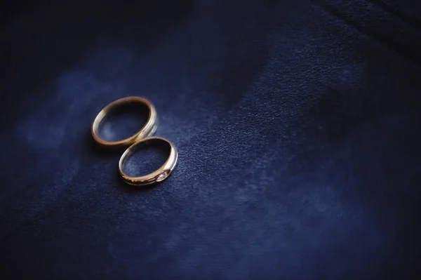 Обручальные кольца на голубом замшевом фоне. Свадебные детали . — стоковое фото
