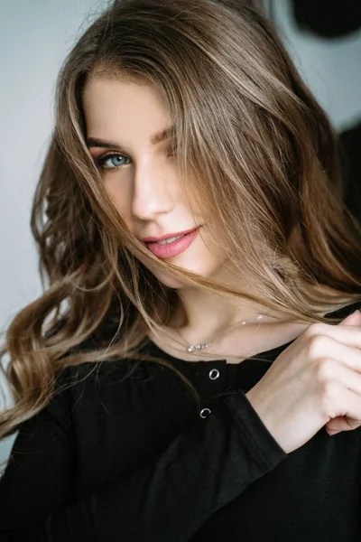 Портрет красивої дівчини з світлим довгим волоссям у чорній футболці — стокове фото