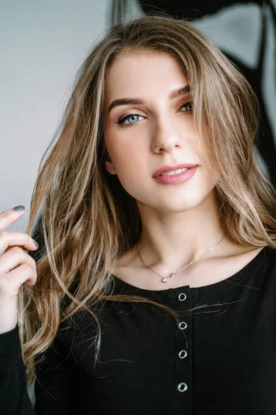 Портрет красивої дівчини з світлим довгим волоссям у чорній футболці — стокове фото