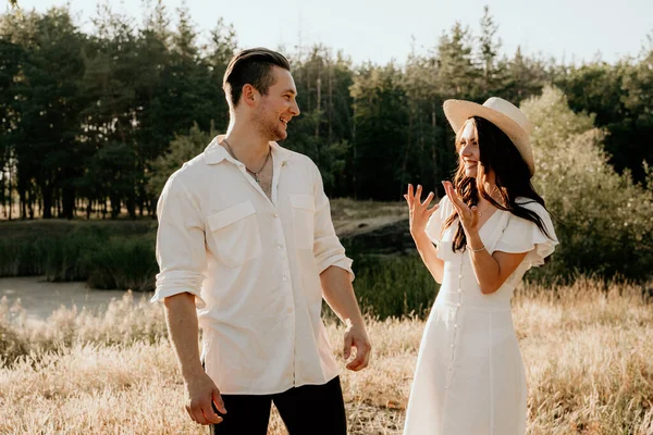 Jovem Casal Andando Prado Verão Pôr Sol — Fotografia de Stock