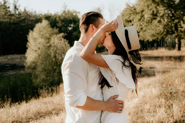 Jovem Casal Andando Beijando Prado Verão Pôr Sol — Fotografia de Stock