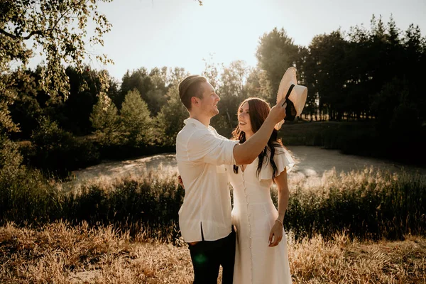 Jeune Couple Marchant Sur Prairie Été Coucher Soleil — Photo