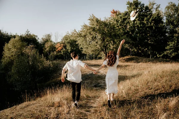 Loving Couple Walks Runs Sunset Summer Nature Brunette Girl Hat — Stock Photo, Image