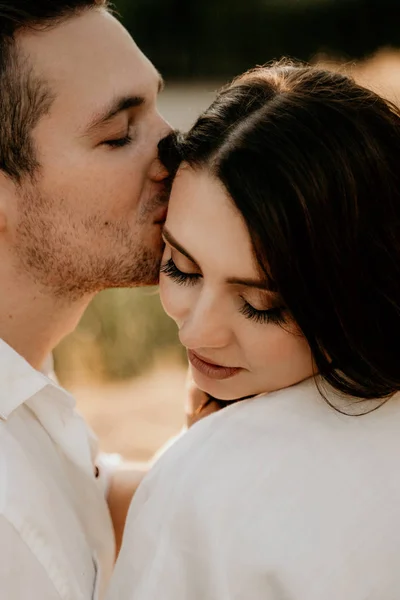 Amante Casal Abraçando Beijando Pôr Sol Verão Menina Morena Vestido — Fotografia de Stock