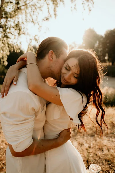 Jovem Casal Andando Beijando Prado Verão Pôr Sol — Fotografia de Stock