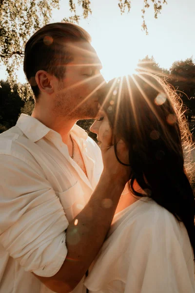 Jovem Casal Andando Beijando Prado Verão Pôr Sol — Fotografia de Stock