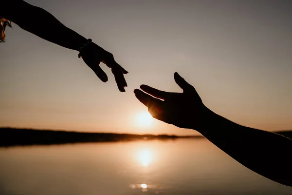 Jeune Couple Embrasse Dans Eau Sur Sunset Deux Silhouettes Mains — Photo