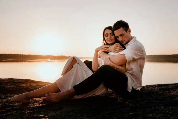 Junges Paar Umarmt Und Küsst Sich Sonnenuntergang Romantische Liebesgeschichte Brünette — Stockfoto
