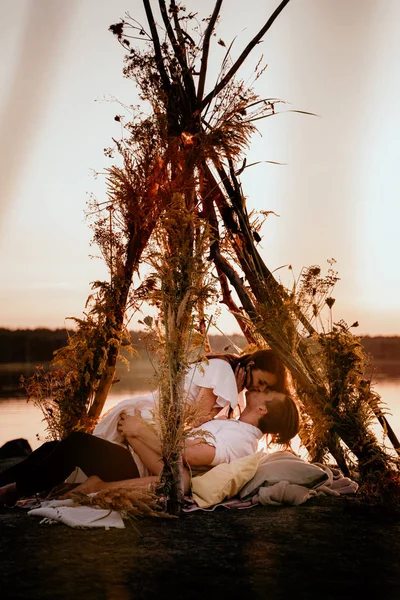 Young Couple Embracing Kissing Wigwam Coast Romantic Love Story Idea — Stock Photo, Image