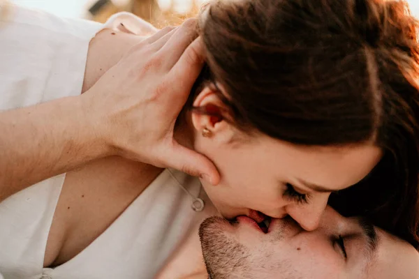 Casal Jovem Abraçando Beijando Costa Pôr Sol História Romântica Amor — Fotografia de Stock