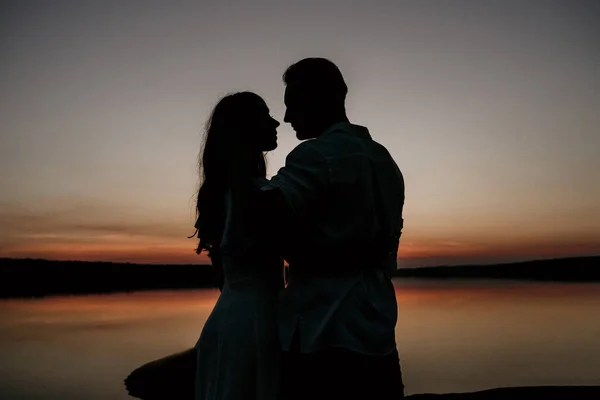 Jovem Casal Está Abraçando Costa Pôr Sol Duas Silhuetas Contra — Fotografia de Stock