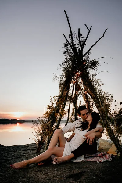 Jeune Couple Embrasse Embrasse Wigwam Sur Côte Une Histoire Amour — Photo