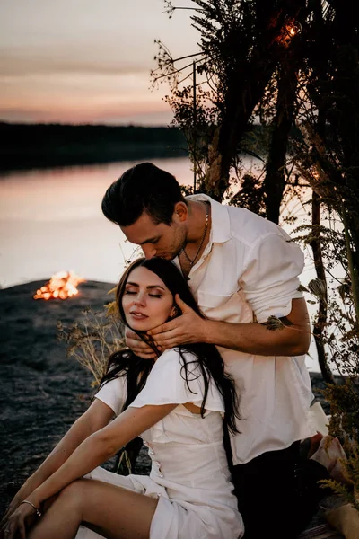 Casal Jovem Está Abraçando Beijando Wigwam Costa História Romântica Amor — Fotografia de Stock