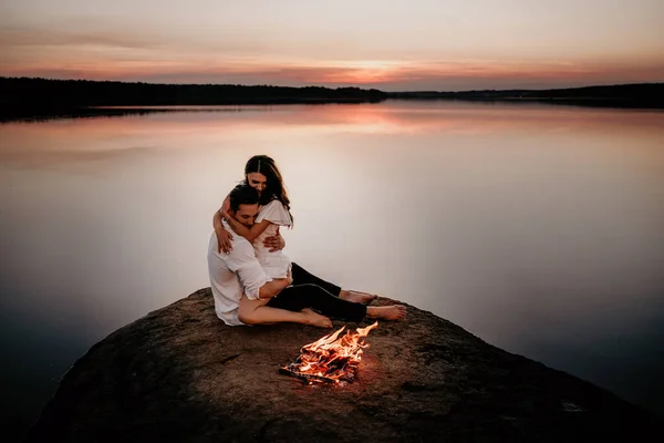 Pareja Joven Abrazándose Besándose Costa Sunset Cerca Del Fuego Historia —  Fotos de Stock