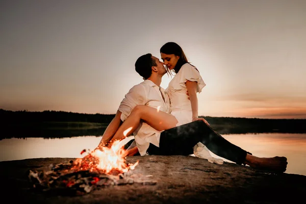 Young Couple Embracing Kissing Sunset Coast Fire Romantic Love Story — Stock Photo, Image