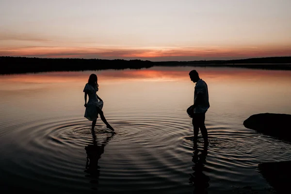 Young Couple Water Sunset Two Silhouettes Sun Romantic Love Story — Stock Photo, Image