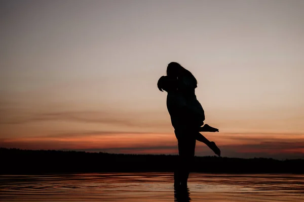 Young Couple Embracing Kissing Water Sunset Two Silhouettes Sun Romantic — Stock Photo, Image