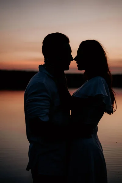 Casal Jovem Abraçando Beijando Água Pôr Sol Duas Silhuetas Contra — Fotografia de Stock