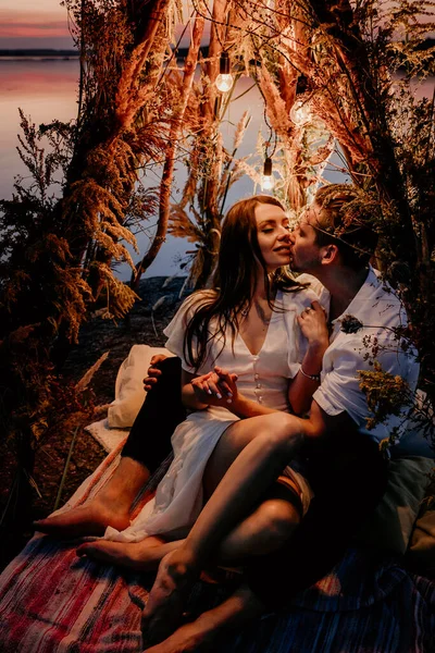 Casal Jovem Está Abraçando Beijando Wigwam Costa História Romântica Amor — Fotografia de Stock
