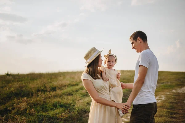 Familia Mamá Papá Hija Están Caminando Una Colina Campo Mamá —  Fotos de Stock