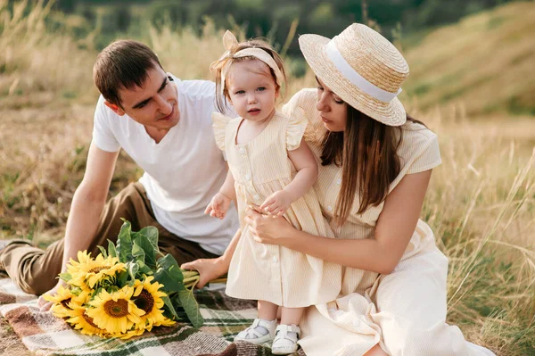 Familia Mamá Papá Hija Picnic Una Colina Campo Mamá Hija —  Fotos de Stock