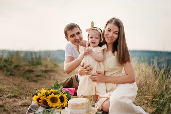 Familia Mamá Papá Hija Picnic Una Colina Campo Mamá Hija —  Fotos de Stock