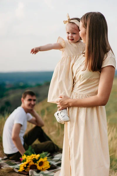 Familia Mamá Papá Hija Picnic Una Colina Campo Mamá Hija —  Fotos de Stock