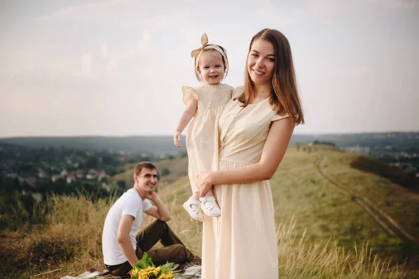 Family Mom Dad Daughter Picnic Hill Field Mom Daughter Yellow — Stock Photo, Image