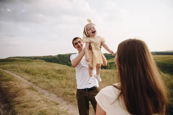 Familia Mamá Papá Hija Están Caminando Una Colina Campo Mamá —  Fotos de Stock