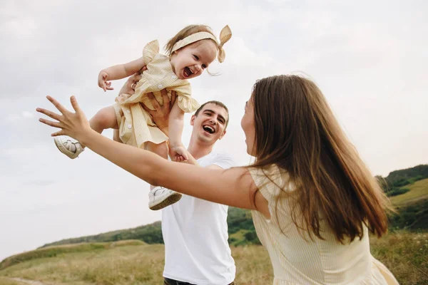 Familia Mamá Papá Hija Están Caminando Una Colina Campo Mamá —  Fotos de Stock