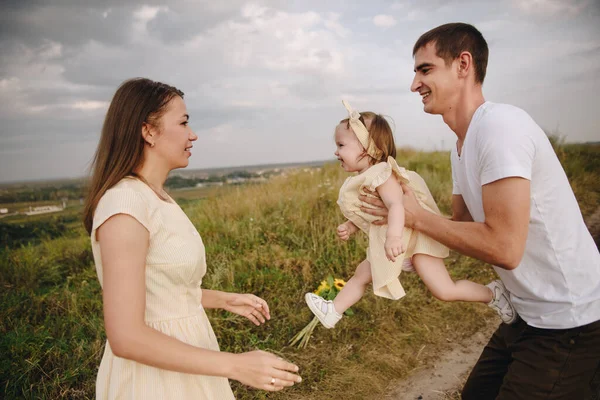 Familia Mamá Papá Hija Están Caminando Una Colina Campo Mamá —  Fotos de Stock