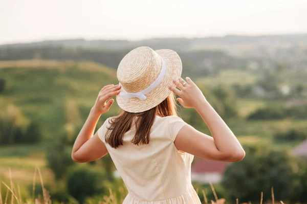 Brunette Girl Yellow Dress Hat Nature Walks Field Hill — Stock Photo, Image