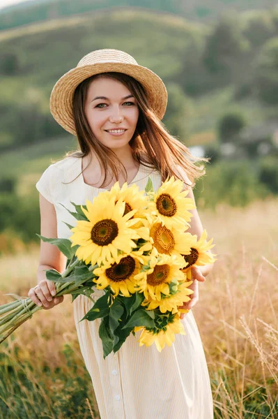 Brunette Girl Yellow Dress Hat Nature Walks Field Hill Holding — Stock Photo, Image