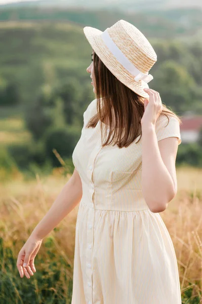 Brunette Girl Yellow Dress Hat Nature Walks Field Hill — Stock Photo, Image