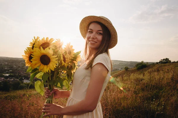 Brunette Girl Yellow Dress Hat Nature Sunset Walks Field Hill — Stock Photo, Image