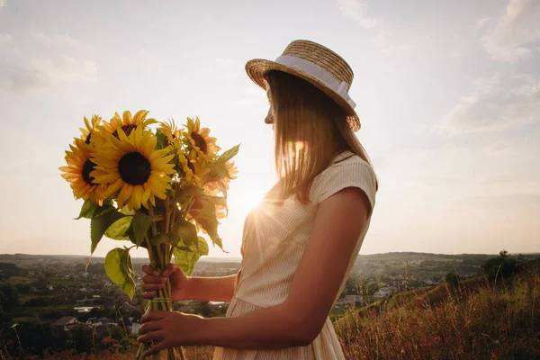 Brunette Girl Yellow Dress Hat Nature Sunset Walks Field Hill — Stock Photo, Image