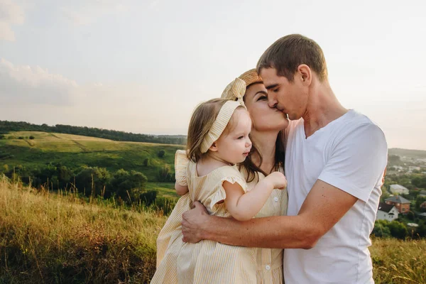 Familia Mamá Papá Hija Están Caminando Una Colina Campo Mamá —  Fotos de Stock