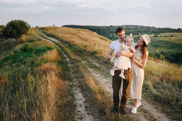 Family Mom Dad Daughter Walking Hill Field Mom Daughter Yellow — Stock Photo, Image