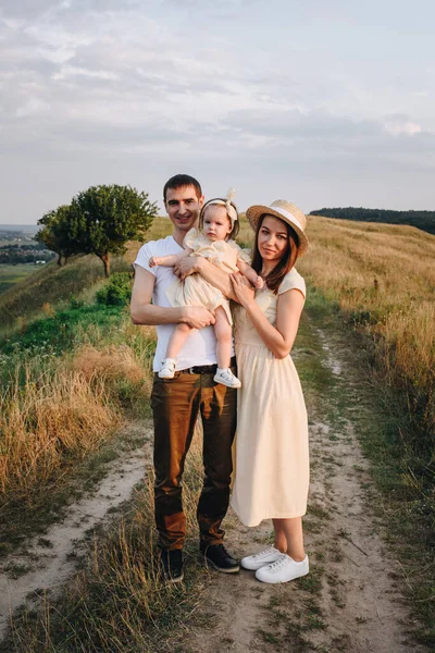 Familia Mamá Papá Hija Están Caminando Una Colina Campo Mamá —  Fotos de Stock